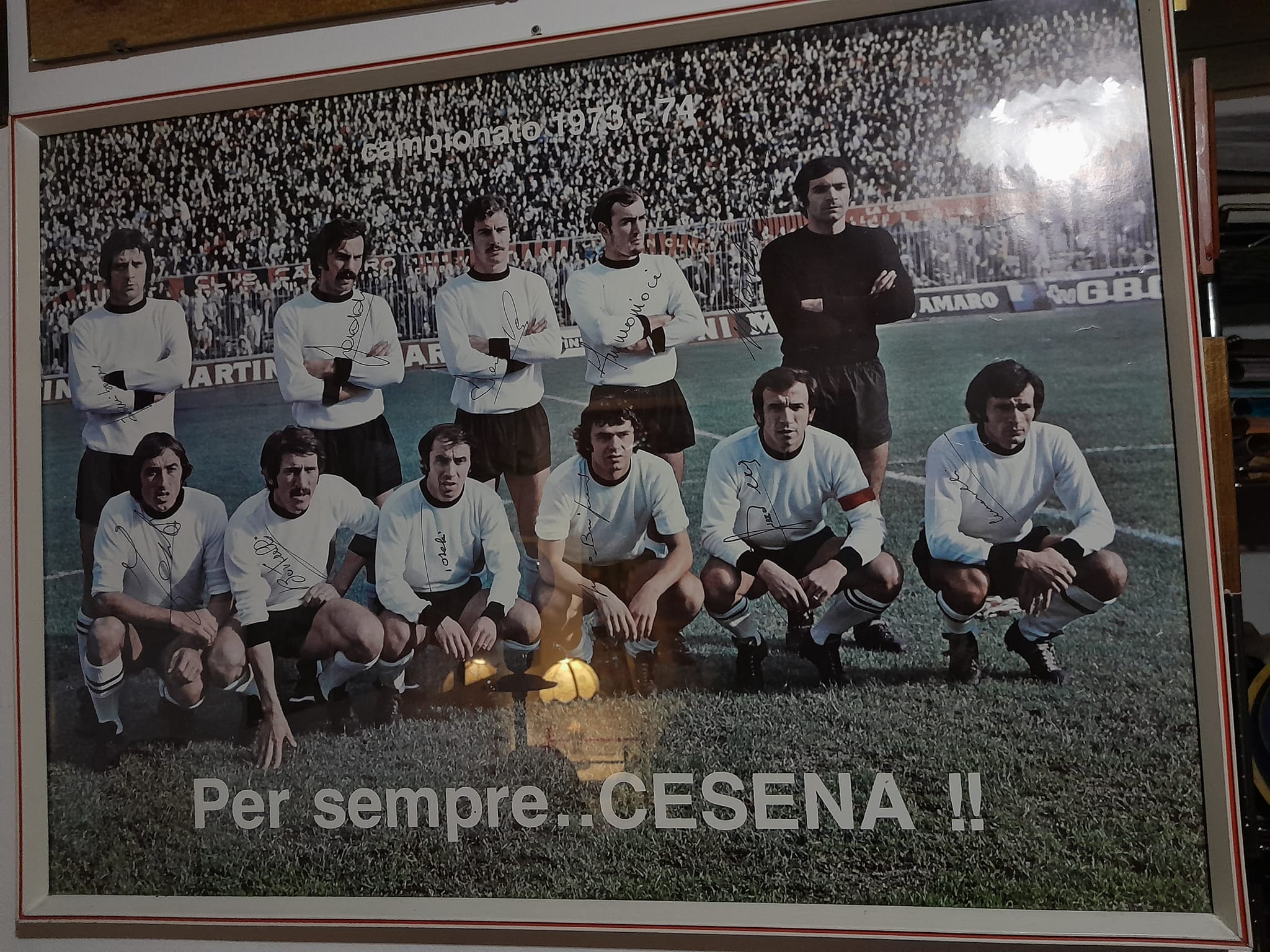 Milan-Cesena 1973-74 poster incornicato con gli autografici (conservato da Giuliano Bertarelli)