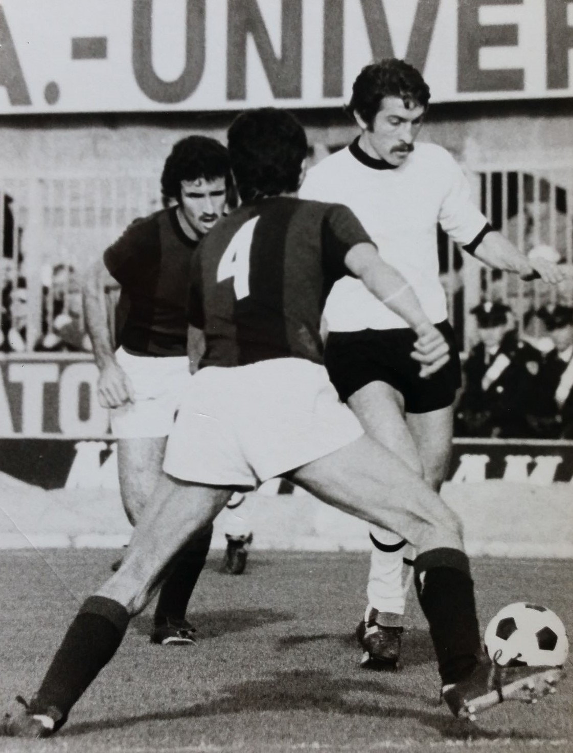 Bologna-Cesena-1973-74-Bertarelli-affrontato-dallex-Battisodo