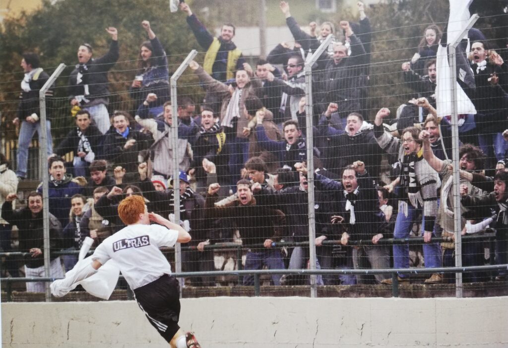 Carrarese-Cesena 2002-03. Biondini con la maglietta Ultras Cesena corre sotto il settore ospiti dopo la rete della vittoria