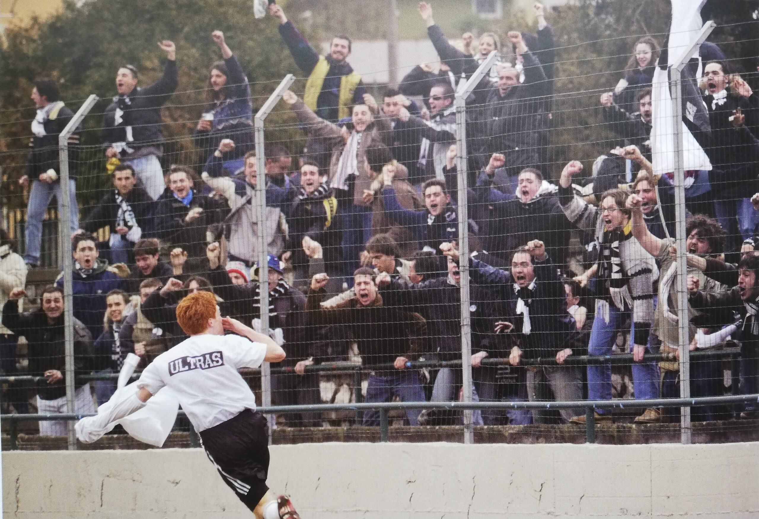 Carrarese-Cesena 2002-03. Biondini con la maglietta Ultras Cesena corre sotto il settore ospiti dopo la rete della vittoria