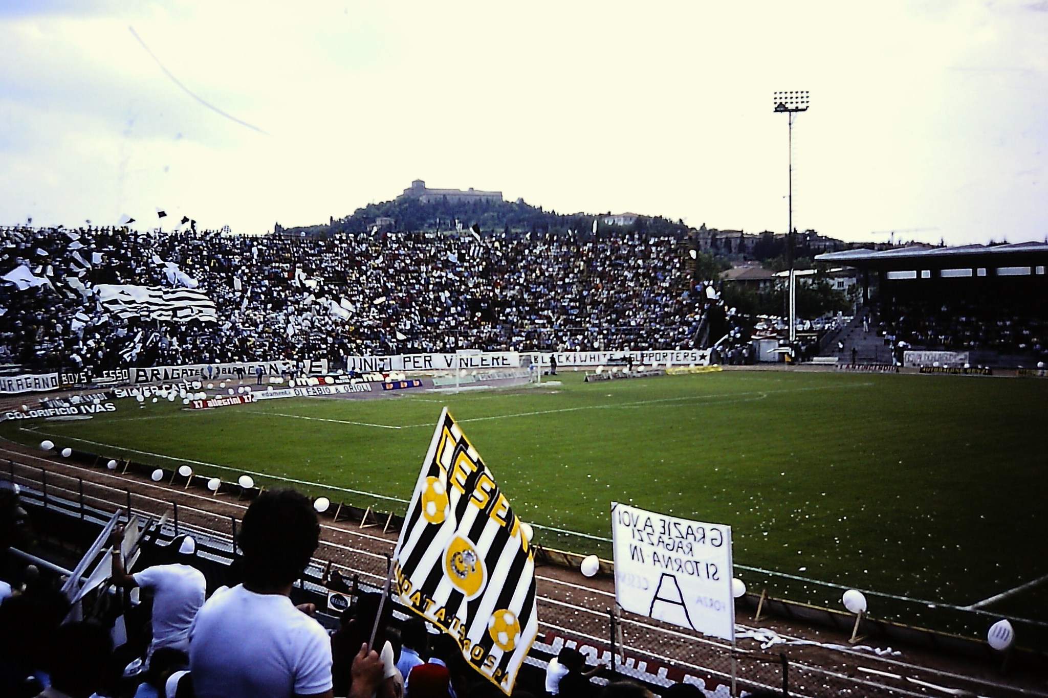 Cesena-Atalanta 1980-81. La Fiorita imbandierata si prepara a festeggiare il ritorno in serie A