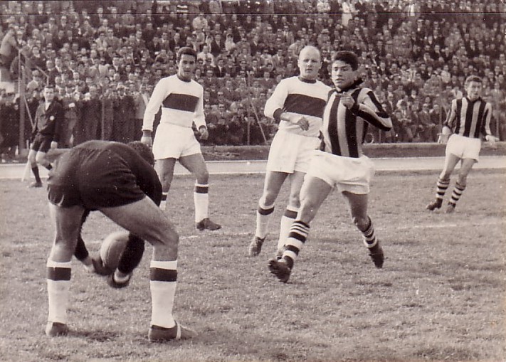 Cesena-Rimini 1960-61. Razzani non raggiunge la palla che finisce tra le braccia del portiere