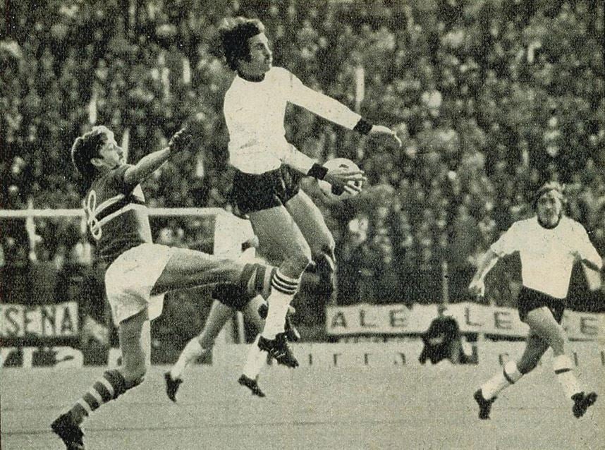 Cesena-Sampdoria-1973-74.-Bertarelli-e-Boni-si-contendono-la-palla