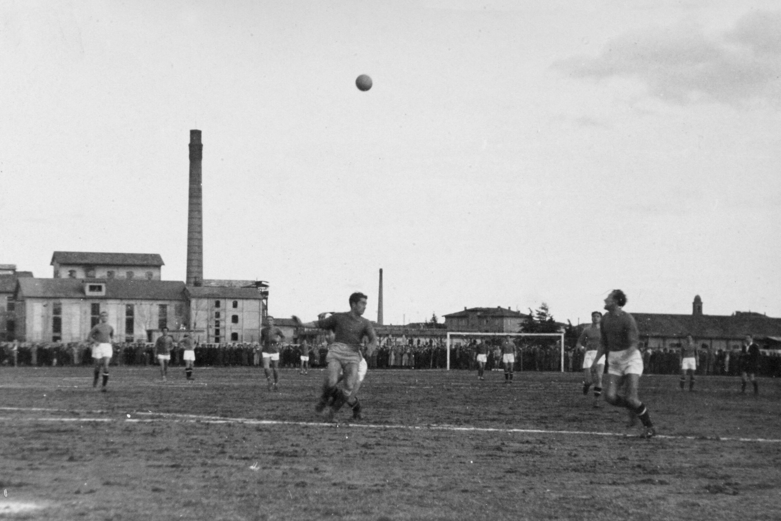 Cesena-Senigallia 1948-49. Sullo sfondo le ciminiere dello zuccherificio e della Arrigoni