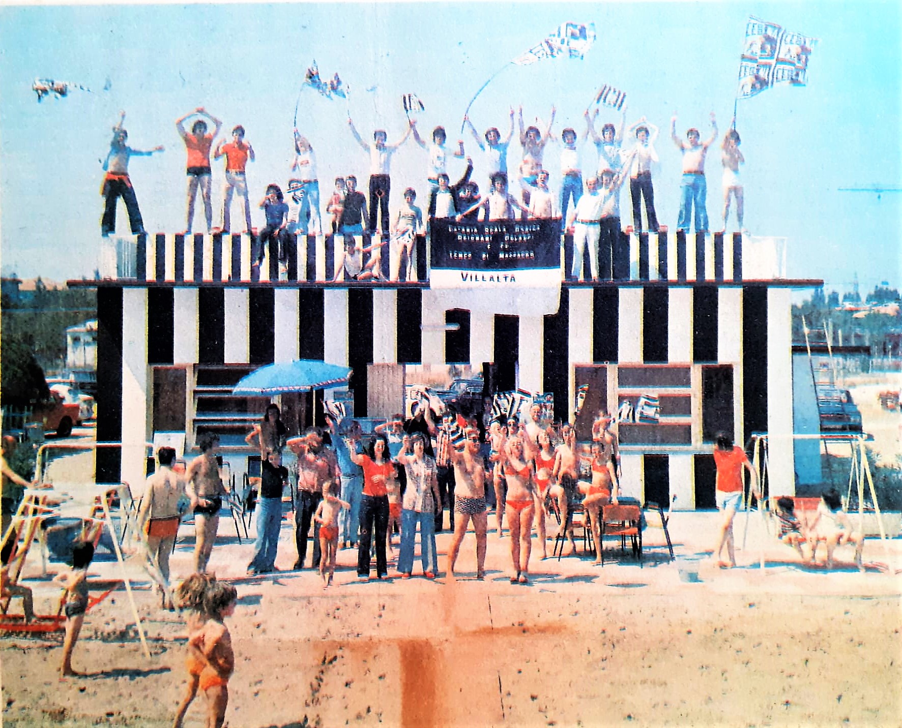 In spiaggia a Cesenatico si festeggia la promozione del Cesena in serie A nel 1972-73