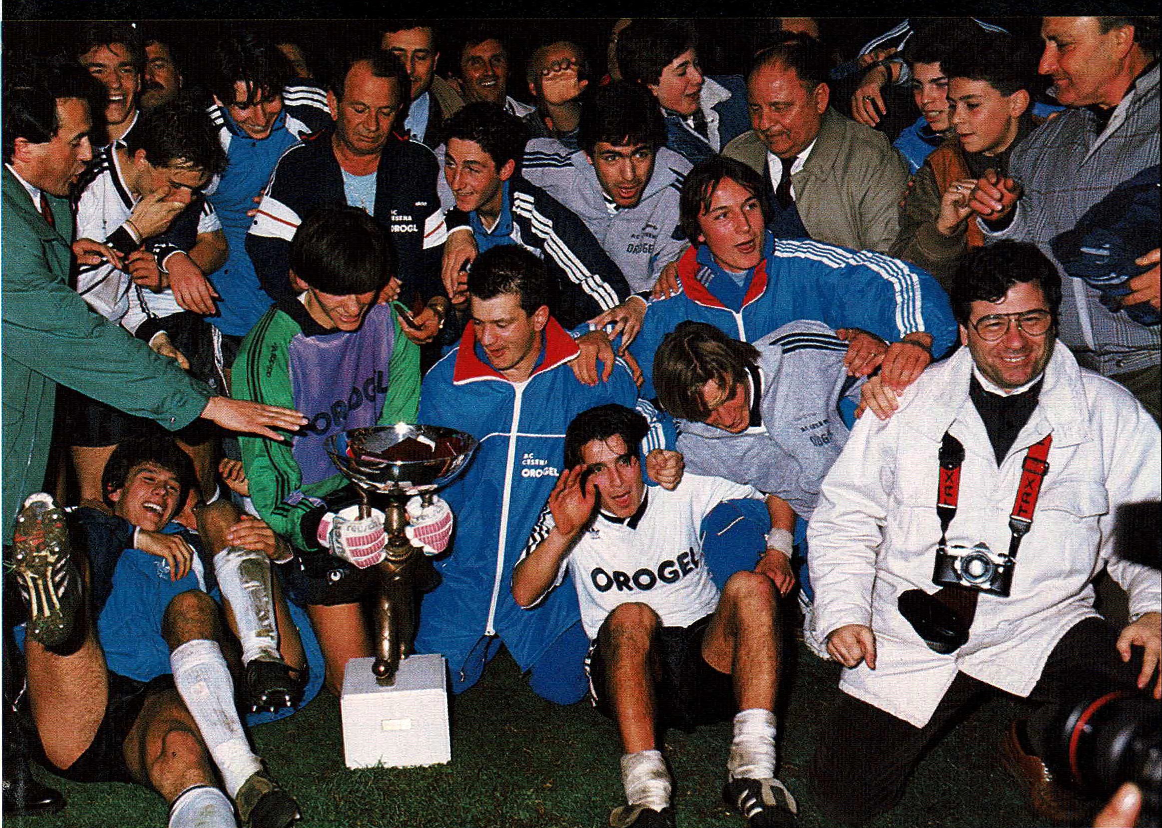 La Primavera del Cesena trionfa al Torneo di Viareggio 1990 dopo avere sconfitto il Napoli in finale