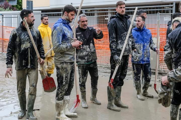 Anche la squadra del Cesena è scesa in strada dopo l'alluvione (2022-23)