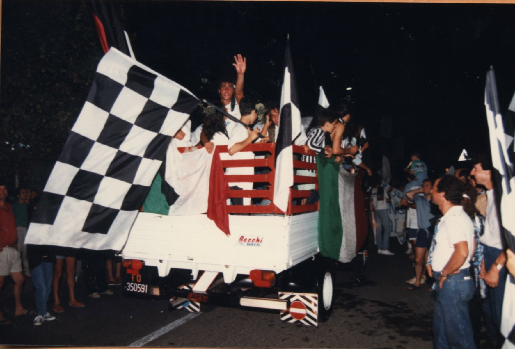 SI festeggia in strada il Cesena in serie A dopo il vittorioso spareggio di San Benedetto del Tronto contro il Lecce (1986-87)