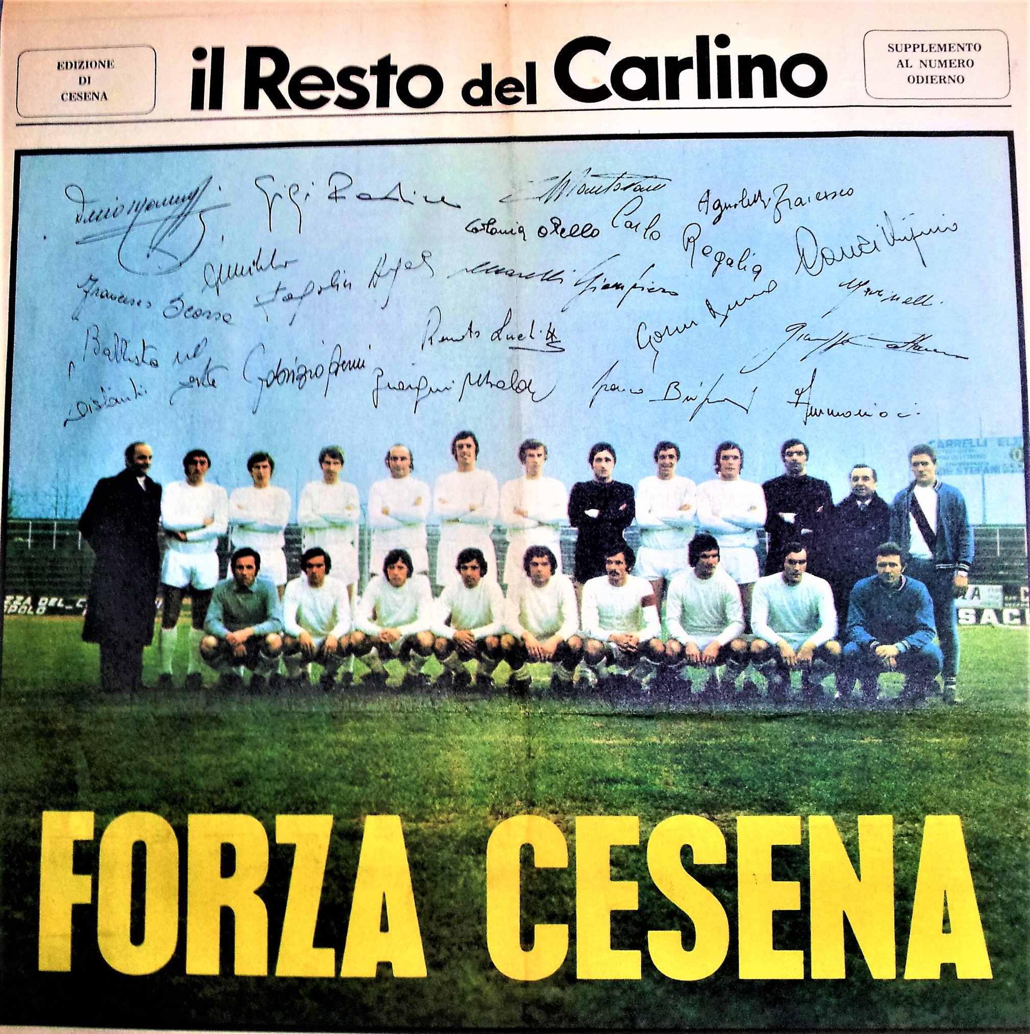 Il poster con gli autografi del Cesena 1971-72 con Il Resto del Carlino