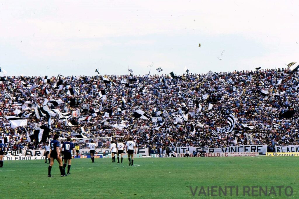 Cesena-Atalanta 1980-81. Il Curvone si colora di bandiere (foto Vaienti)