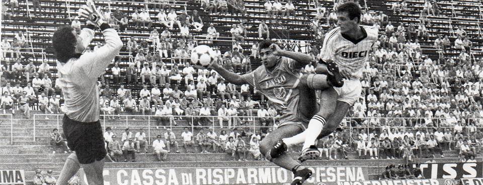 Cesena-Brescia-1975-76.-Tentativo-di-Barozzi-a-cui-si-oppone-il-futuro-bianconero-Aliboni