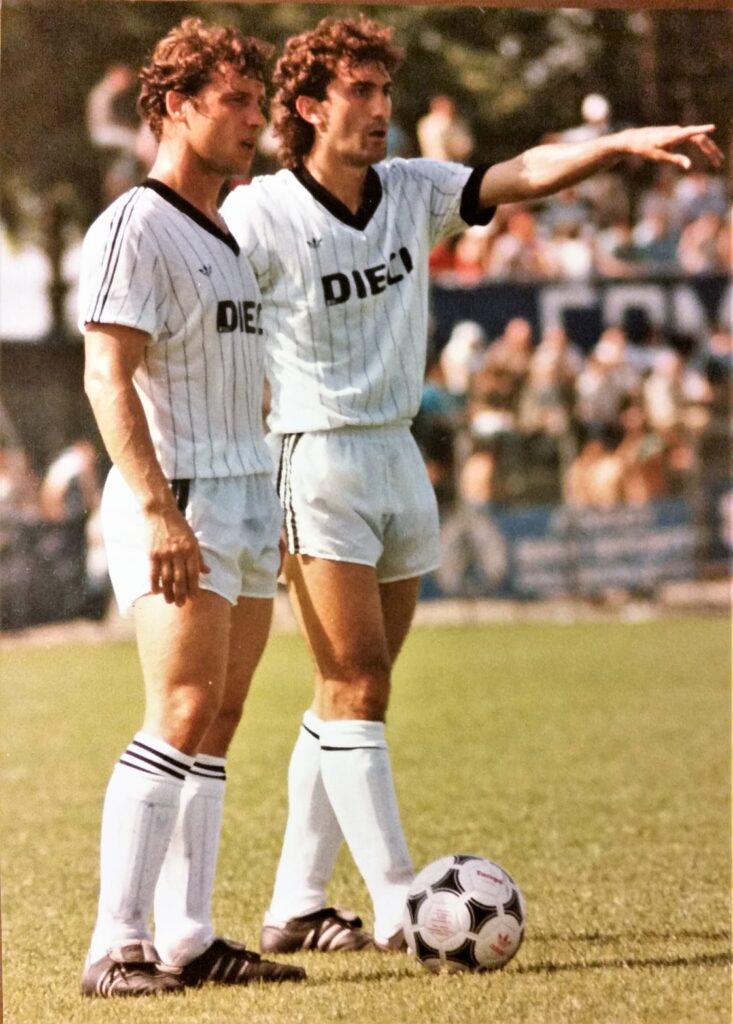 Cesena-Brescia-1985-86.-Sanguin-e-Traini-studiano-come-calciare-una-punizione