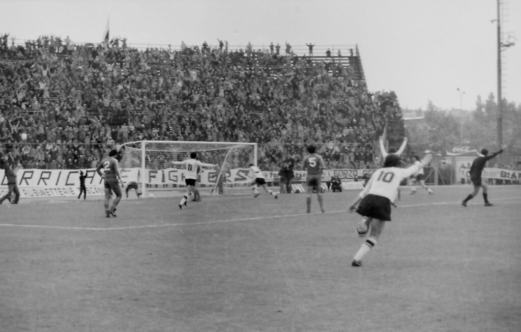 Cesena-Spal-1980-81.-Lesultanza-dopo-la-rete-di-Bordon