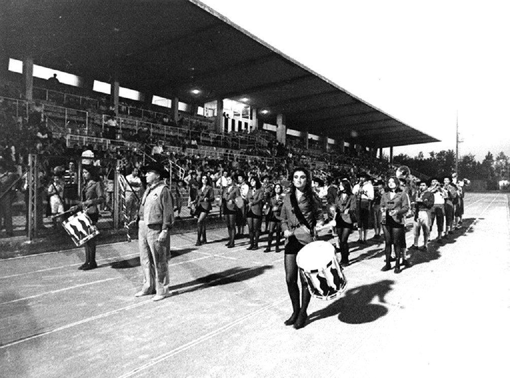 Cesena-Fiorentina-1972-73-Amcihevole-La-banda-del-Passatore-e-gli-sbandieratori-di-Faenza